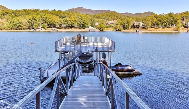 Lake Reflections 3/3 Hot tub, pet friendly & fenced lakefront w/dock, paved.