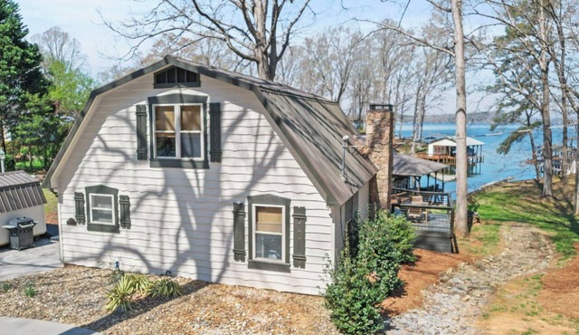 Lake Tillery Waterfront Home, Relax w Private Dock ~ Amazing Sunsets