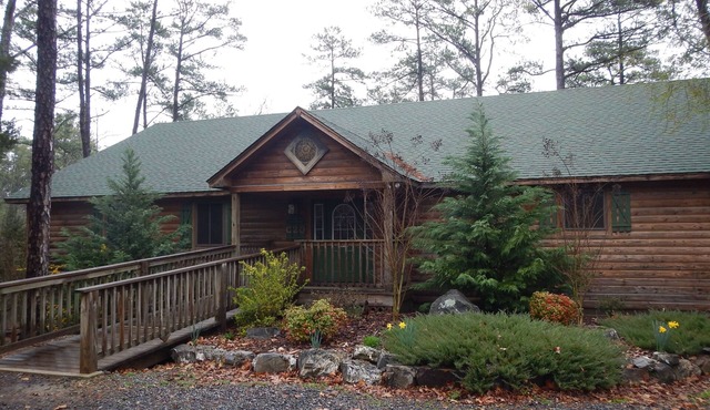 Lake view three bedroom, three bath cottage with private hot tub overlooking Lake Ouachita. by RedAwning