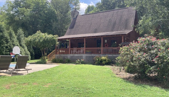 Lake Wylie log cabin with Pool and King bed!