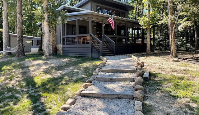 Lakefront Cabin with Two Decks and Back Yard in Tennessee
