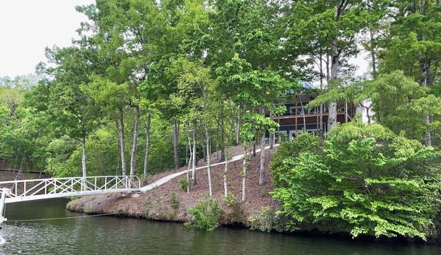 Lakefront Home - Large Covered Porch and Boat Slip 4BR/3 1/2 BA WONDERFUL!