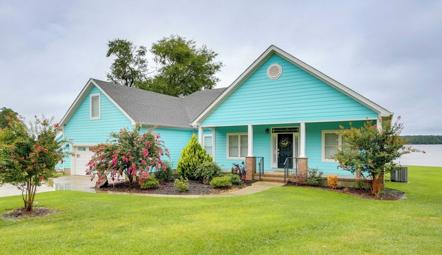 Lakefront Home w/Hot Tub & Dock in Cross Hill!