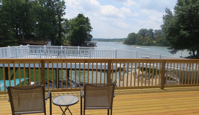 Lakefront On A Quiet Cove At Claytor Lake. Spring and Summer dates nearly gone!
