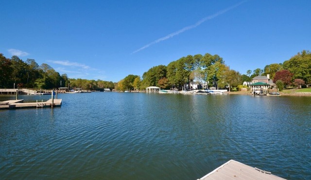 Lakefront Retreat – Perfect for Relaxation & Remote Work