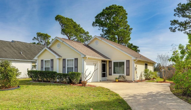 Lakefront Sanford Home w/Community Pool