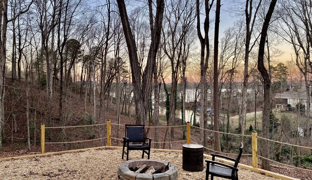 Lakehouse Retreat- Lake access, dock, hot tub, firepit, newly renovated kitchen