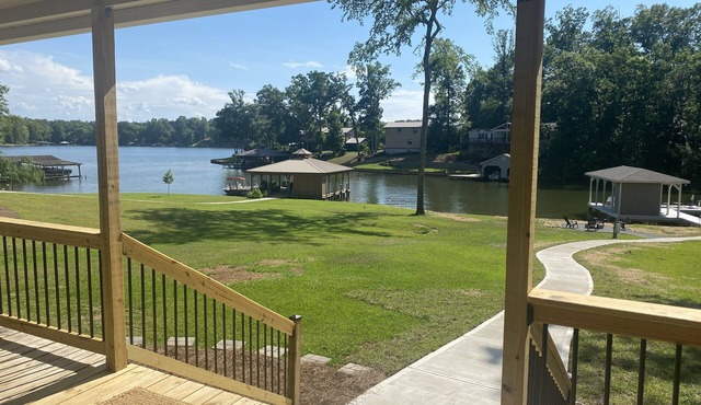 LakeHouse w/Great Views-Newly Renovated-private boat house/dock & fire pit