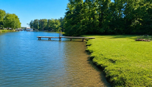 Lakeshore Lookout: Lakefront Home on Lake Greenwood - Cross Hill, SC
