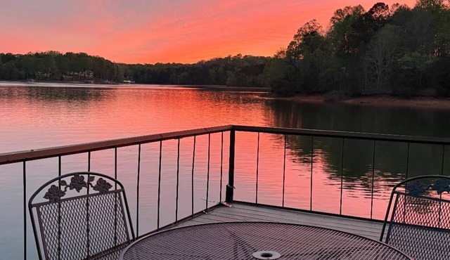 Lakeside Escape Stunning Lanier views Private Dock and Kayaks