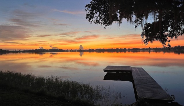 Lakeside Lounger 12 Hours of Sebring, 15 min drive. Sleeps 7, on the lake.