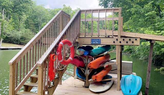 Lakeside Pet Friendly Cabin w/Hot tub Game Rm Fireplace Elec Vehicle Charger