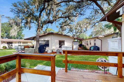 Lakeside resort condo with private deck & grill + on-site docks/boat launch