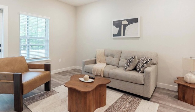 Landing | Chic 2BD, Gym