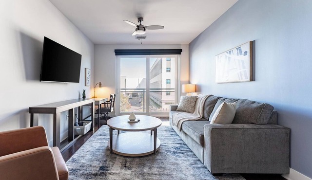 Landing | Modern 1BD, Rooftop Lounge, Gym