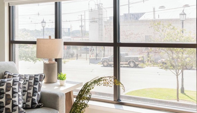 Landing | Modern 2BD in Downtown