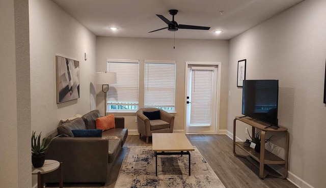Landing | Modern 2BD, Pool, Gym