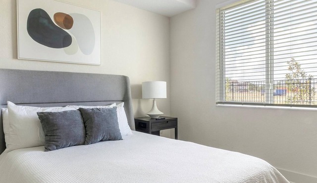 Landing | Stunning 1BD, Gym, Pool