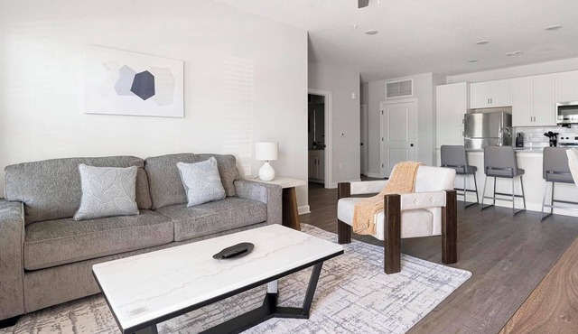 Landing | Stylish 2BD, Pool