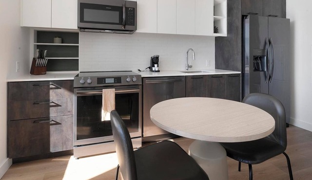 Landing | Stylish Studio, Pool, Rooftop Lounge