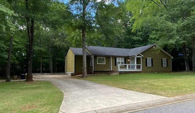 Large 3 bedroom - Back deck - Pet Friendly