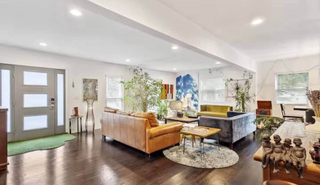 Large 5 Bedroom Home Near Airport