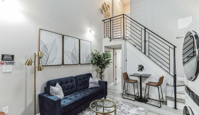 Large Bi-Level 2BR Loft in Old City that Sleeps 8