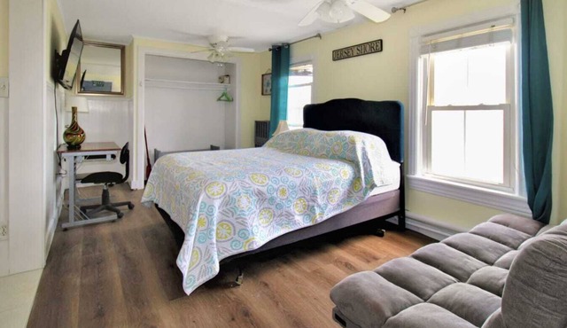 Large Pet Friendly Studio 2 Blocks to Beach & Main Ave | Full Kitchen | Works.