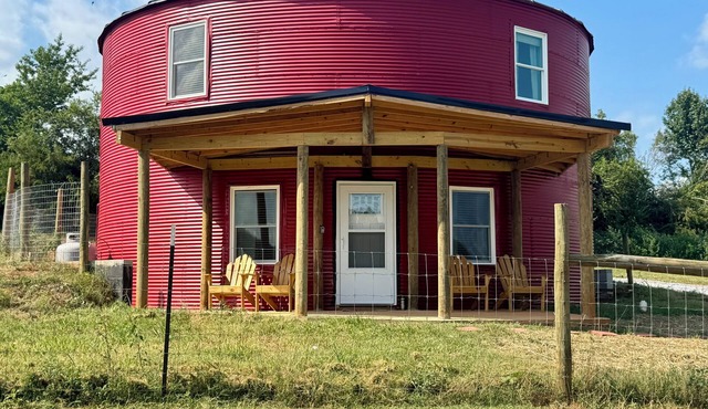 Lg Grain Bin turned into a modern home located minutes to Lynchburg and Liberty