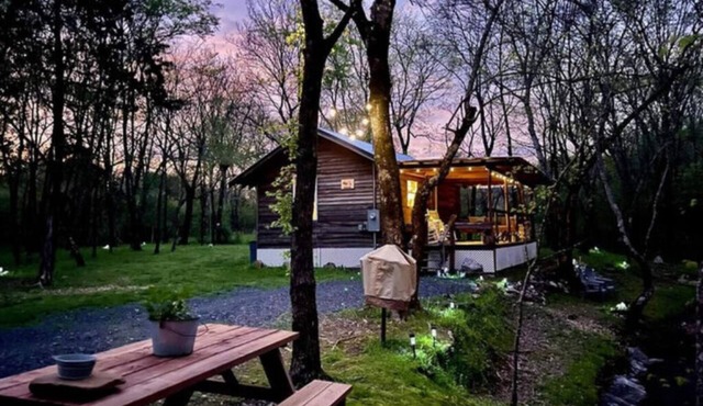 Lil' Rustic, Couples Only, Nearby Waterfalls, ATV Friendly, Hot Tub, Hiking.