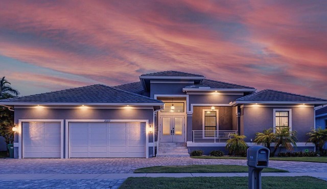 Live in Luxury; Walk to the beach, shops and more