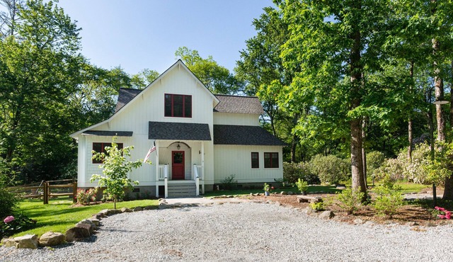Location is 5 minutes to the Crossroads of Cashiers!