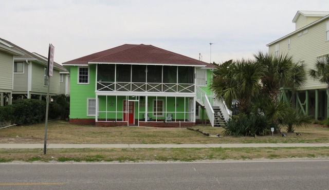 Location Location Location! Classic Beach Cottage less than 1-min walk to beach!