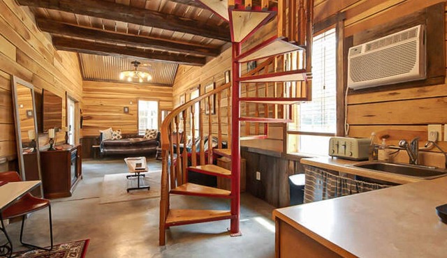 Loft Guesthouse at The Waylan - Friendly Goats!