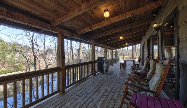Log Cabin on 2 acres, hot tub, pond, fishing, pets