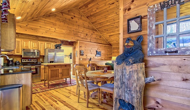 Lovely cabin for family fun in desirable Coosawattee River Resort - dog-friendly