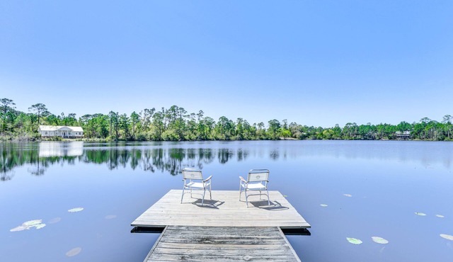 Lovely Carrabelle Home w/Lake Views & Pool Access