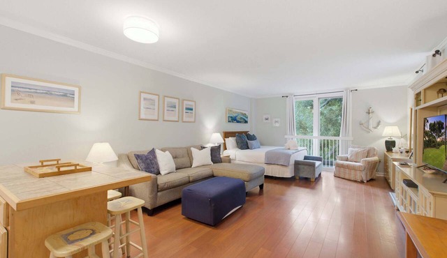Lovely condo with free WiFi & shared tennis courts - close to golf & beaches