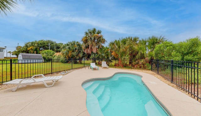Lovely, Dog-Friendly House Close to Beach w/Free WiFi, Central AC, Private Pool