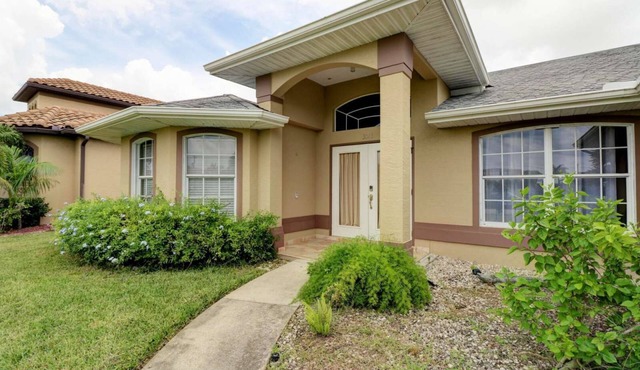 Lovely Home with Canal View, Heated Pool, Boatlift, Stunning Sunsets