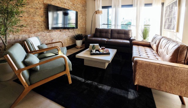 Luxe Downtown 3BR w/Balcony Sleeps 6 N. Main St.