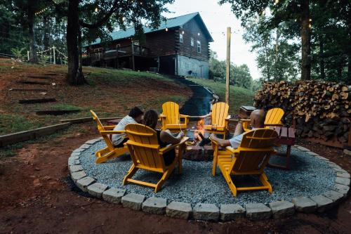 Luxe Lodge Escape - Hot Tub-Outdoor Movies-Game Room-Fire Pit