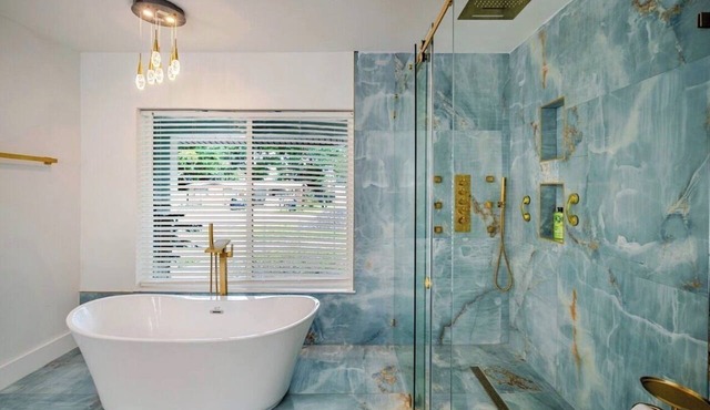 Luxe Tampa Stay Designer Bath &Tube