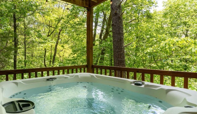 Luxe Treetop Cabin*Hot Tub*Views*Close to Downtown