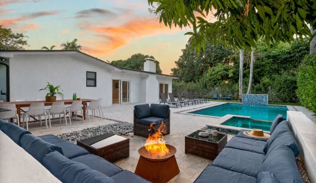 LUXE Villa, Heated Pool, Basketball Court, Pire Pit, GAMES