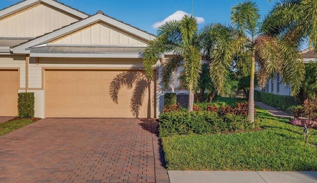 Luxurious 2+ BR villa:highly sought after Naples Reserve for annual & seasonal