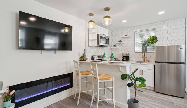 Luxurious 2BD vacation rental, short term, central, family-friendly, free WIFI