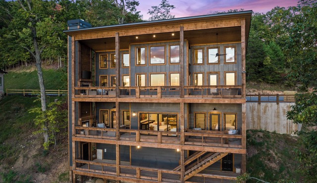 Luxurious 4-Bedroom Mountain Cabin, Amazing Mountain Views, HotTub, 4 Fireplaces