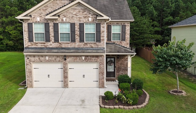 Luxurious 4 bedroom Gem in very quiet neighborhood n