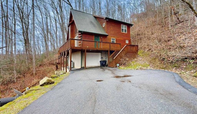 Luxurious cabin w/private hot tub, firepit and great views - dogs allowed